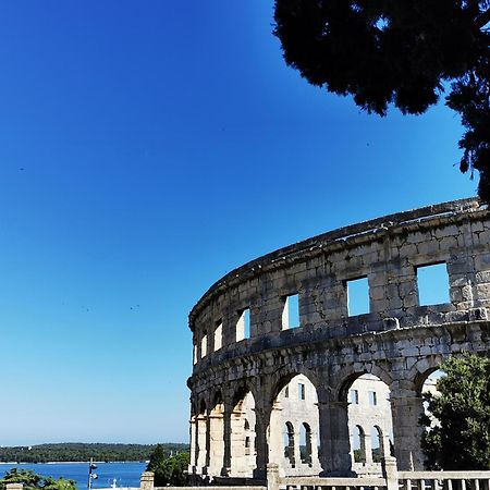 Lux Apartments In Downtown Pula Extérieur photo