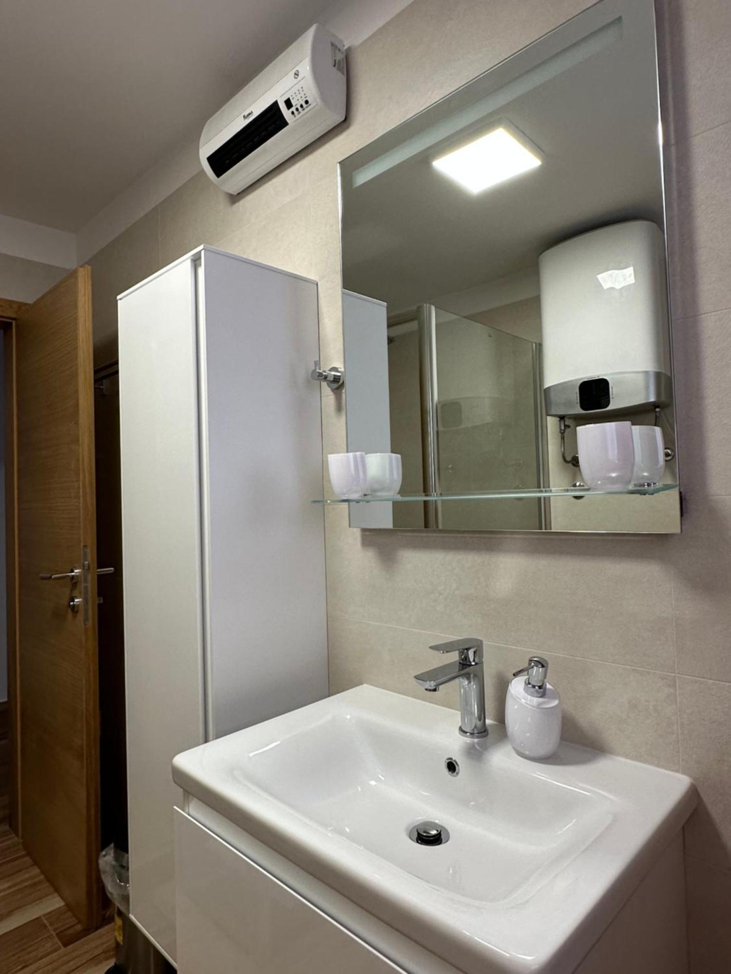 Lux Apartments In Downtown Pula Extérieur photo