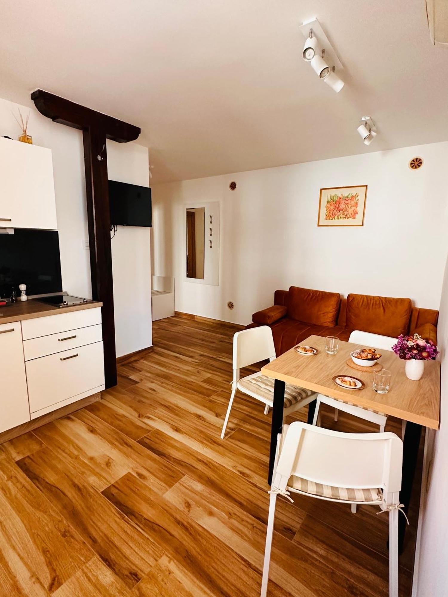 Lux Apartments In Downtown Pula Extérieur photo
