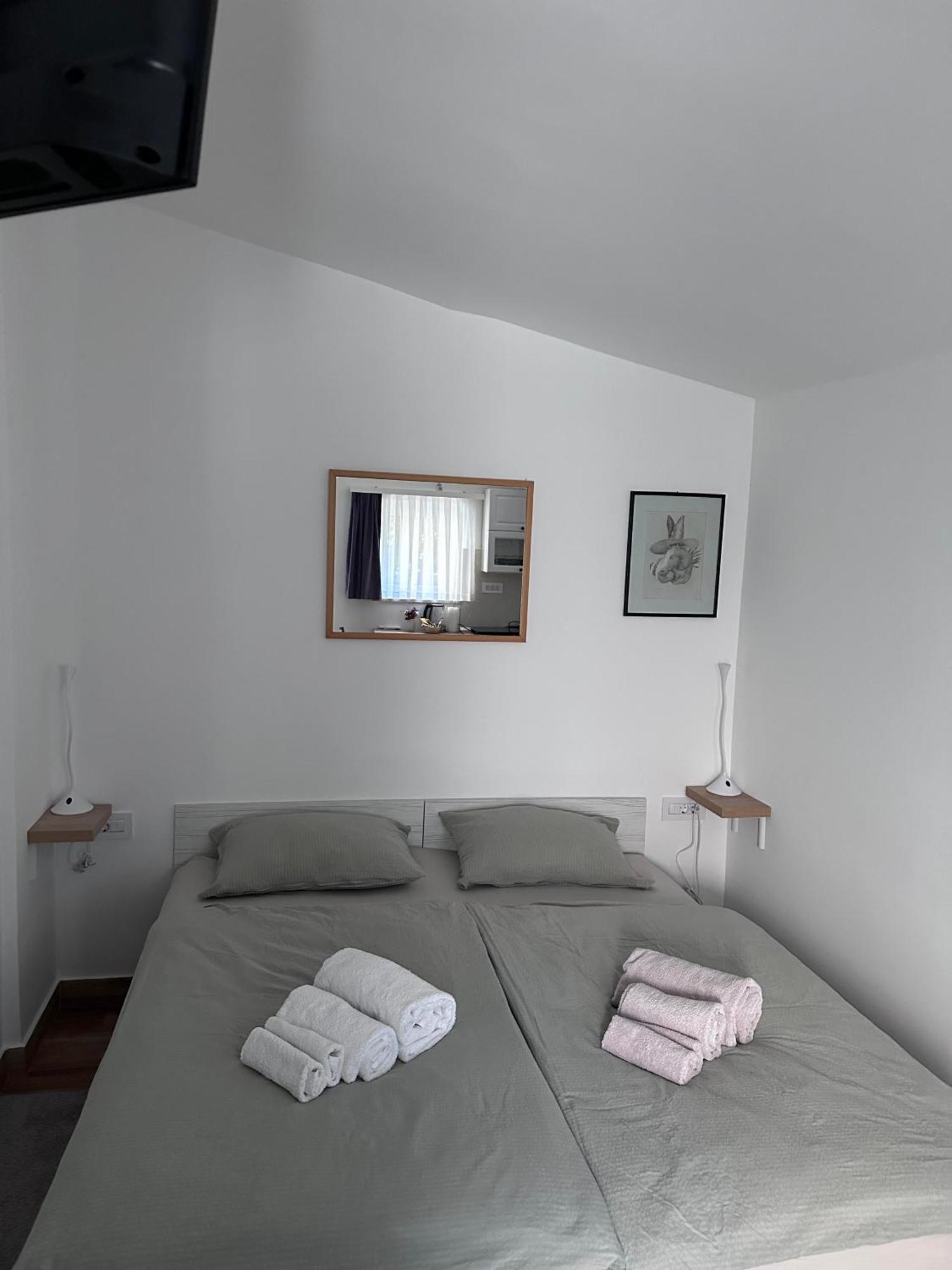 Lux Apartments In Downtown Pula Extérieur photo